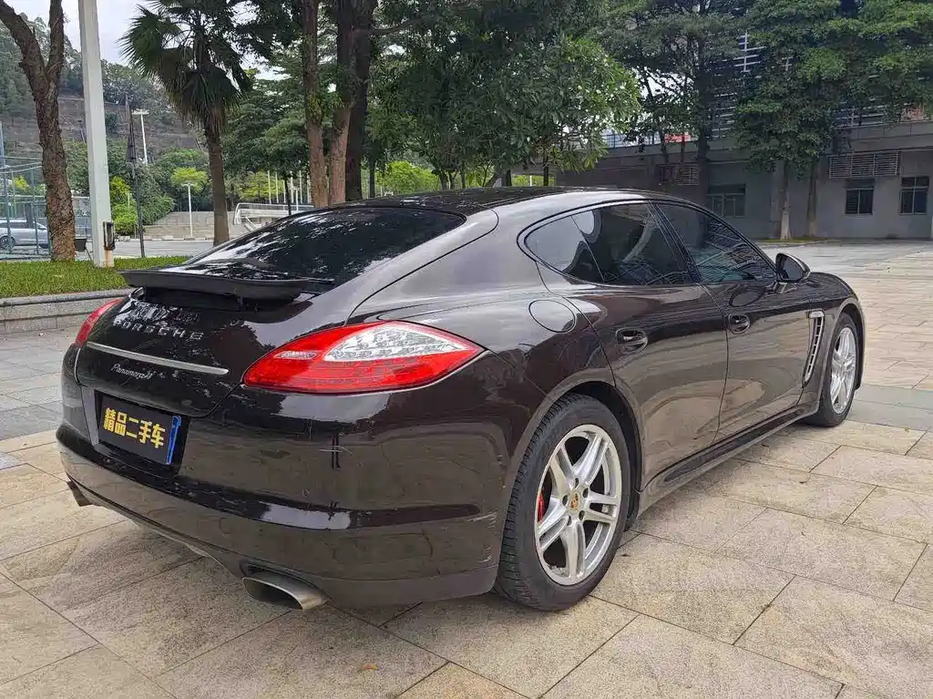 Porsche Panamera 4 Platinum Edition 3.6L 2013