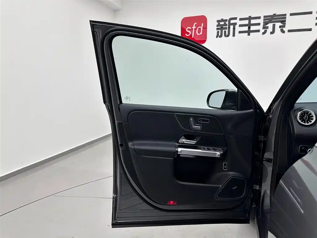 Mercedes-Benz EQB 260 2025