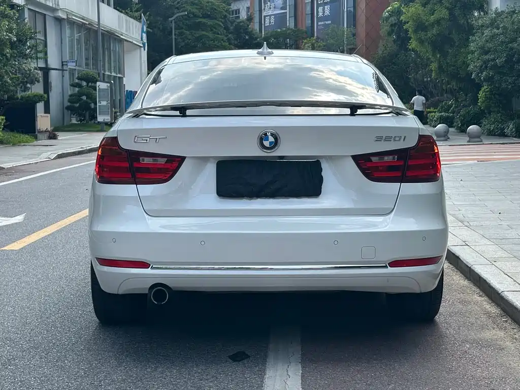 BMW 3 Series GT 2014 320i Design Package