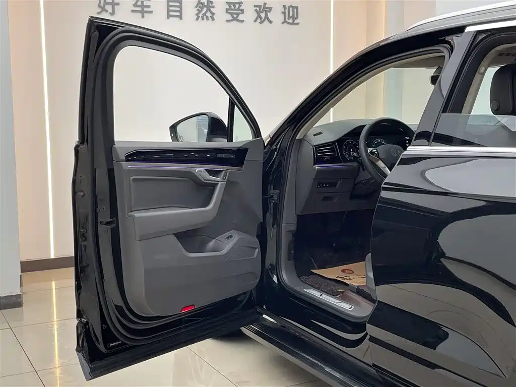 Volkswagen Touareg 2023 3.0TSI Sharp Edition Classic Sport Package
