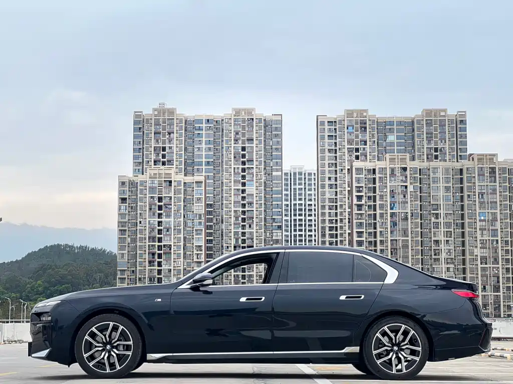 BMW 7 Series 2023 735Li M Sport Package