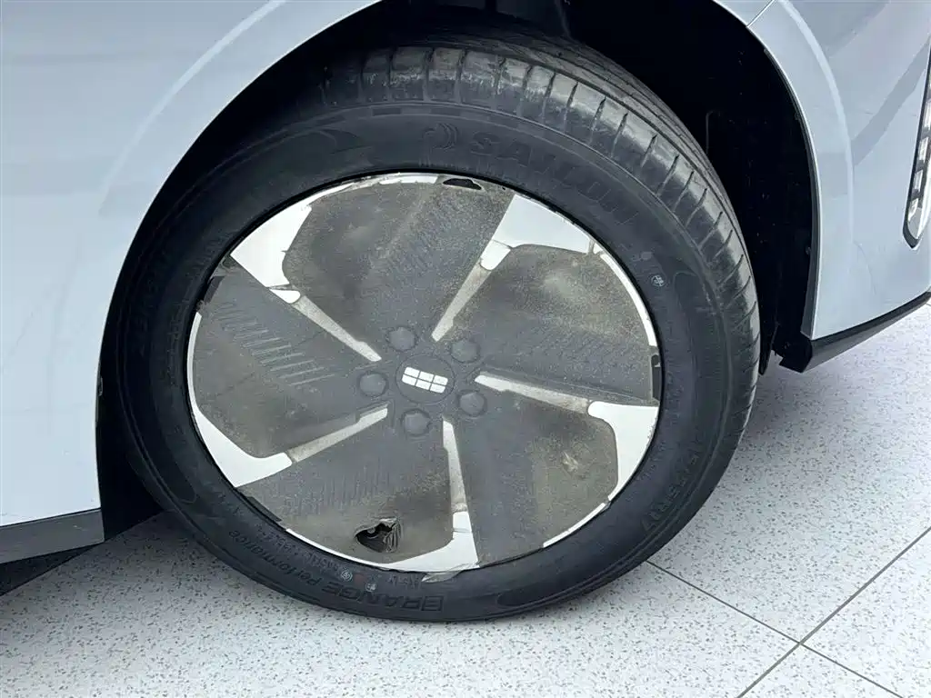 Geely Galaxy L6 2025 EM-i 140 km Explorer+