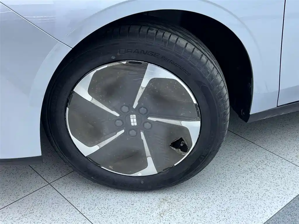 Geely Galaxy L6 2025 EM-i 140 km Explorer+