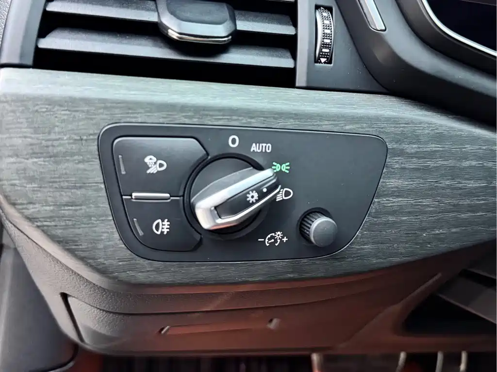 Audi A4L 2023 40 TFSI Premium