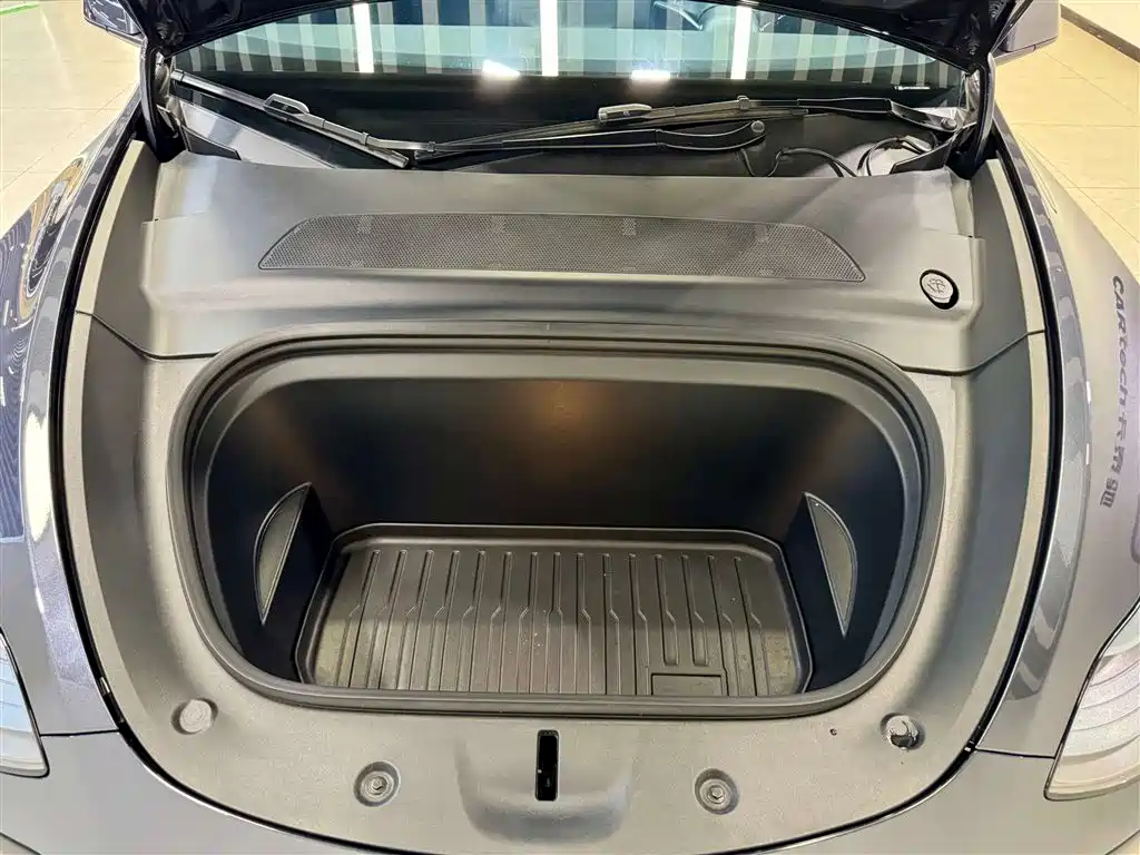 Tesla Model Y Long Range All-Wheel Drive