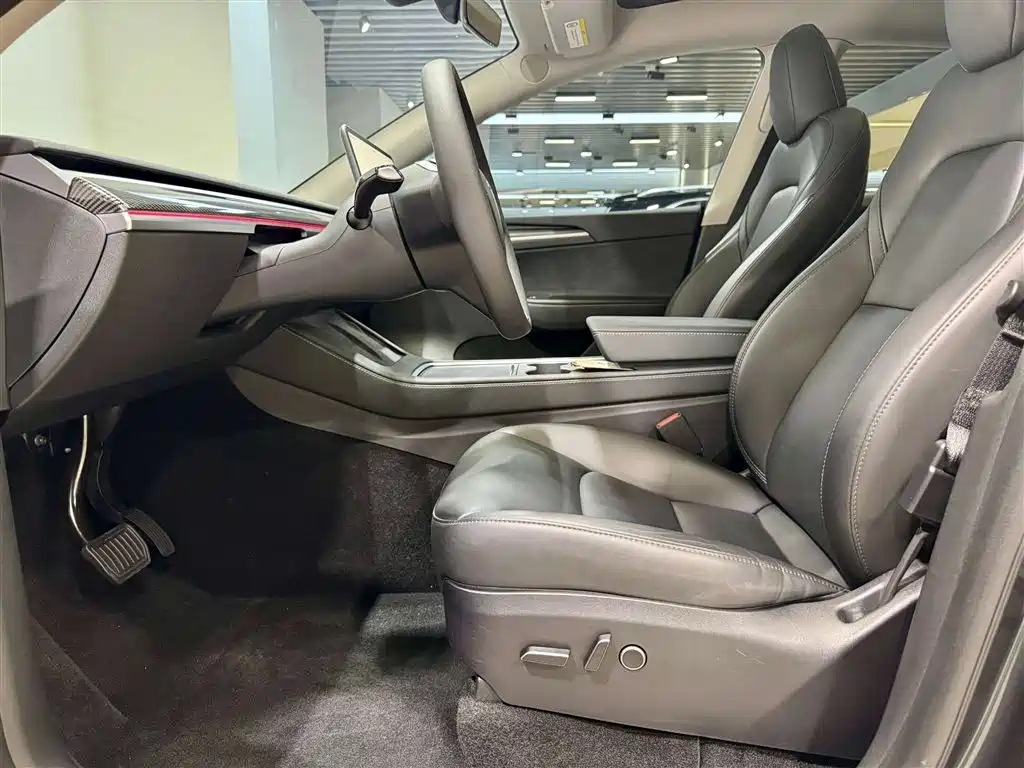 Tesla Model Y Long Range All-Wheel Drive