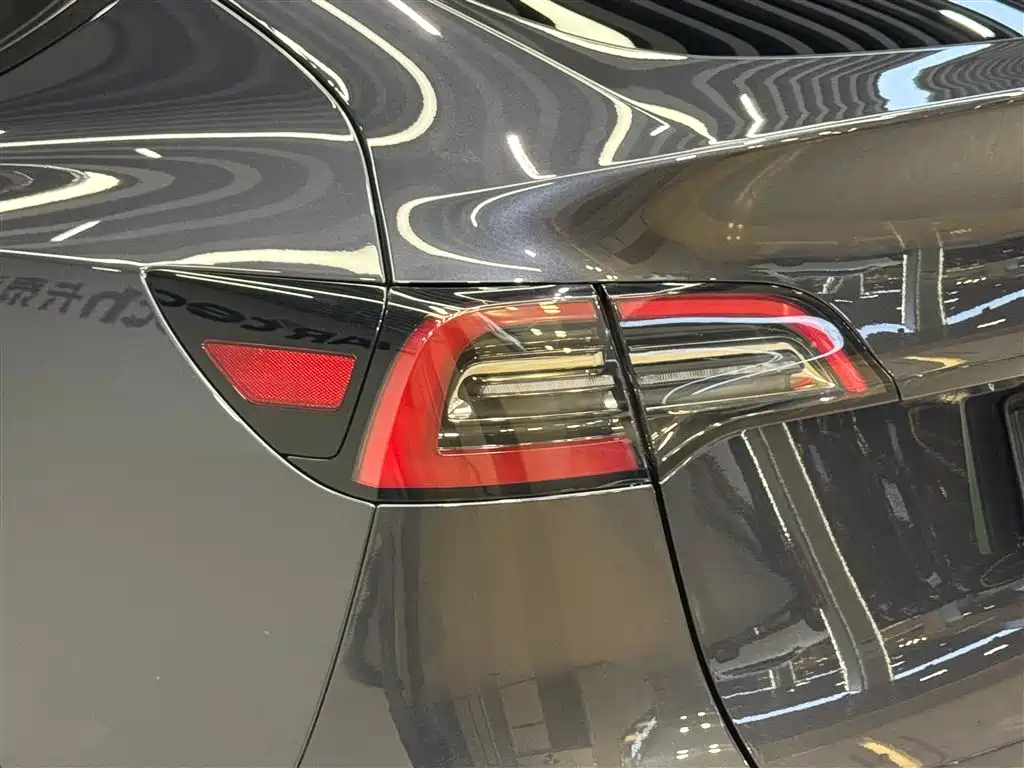 Tesla Model Y Long Range All-Wheel Drive
