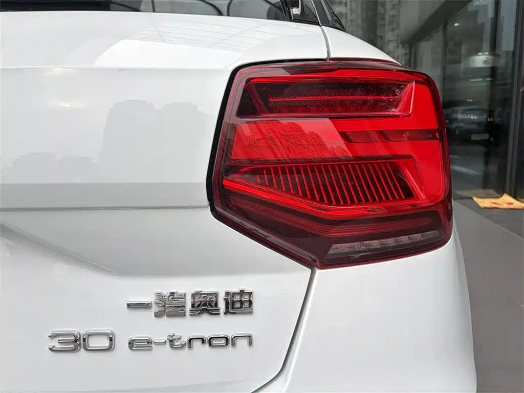 Audi Q2L e-tron 2019 Advanced