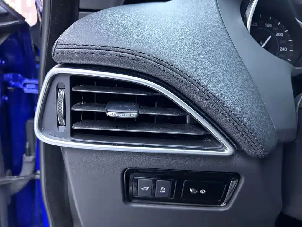Jaguar F-PACE 2018 2.0T RWD Urban Prestige Edition