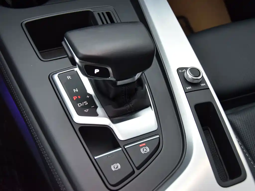 Audi A4L 2023 40 TFSI Avantgarde