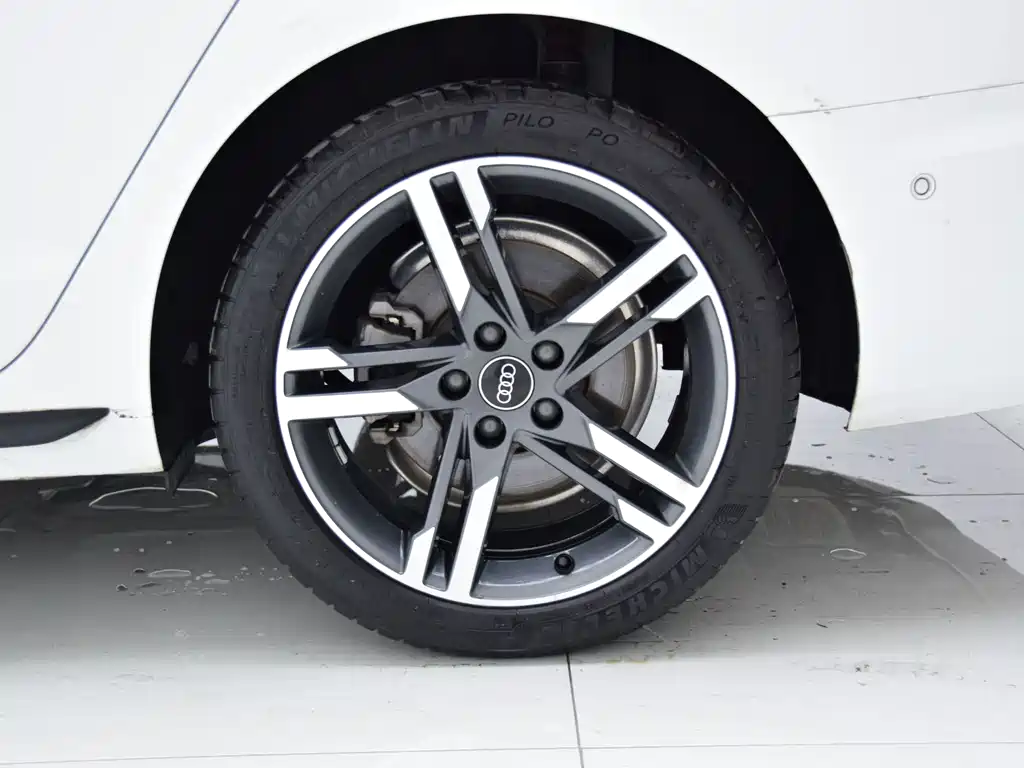 Audi A4L 2023 40 TFSI Avantgarde