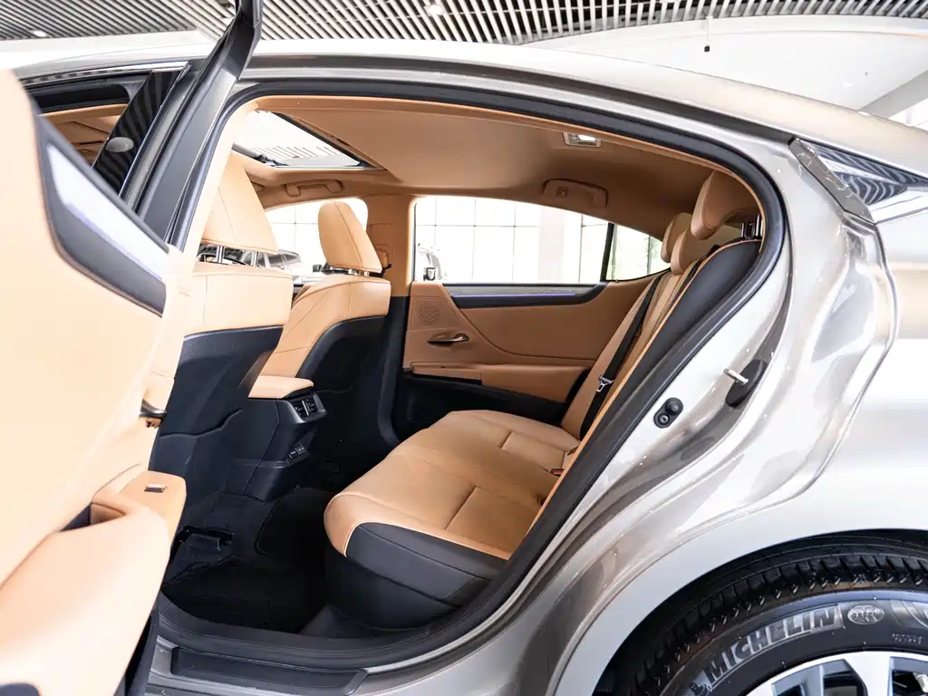 Lexus ES 300h Luxury 2025