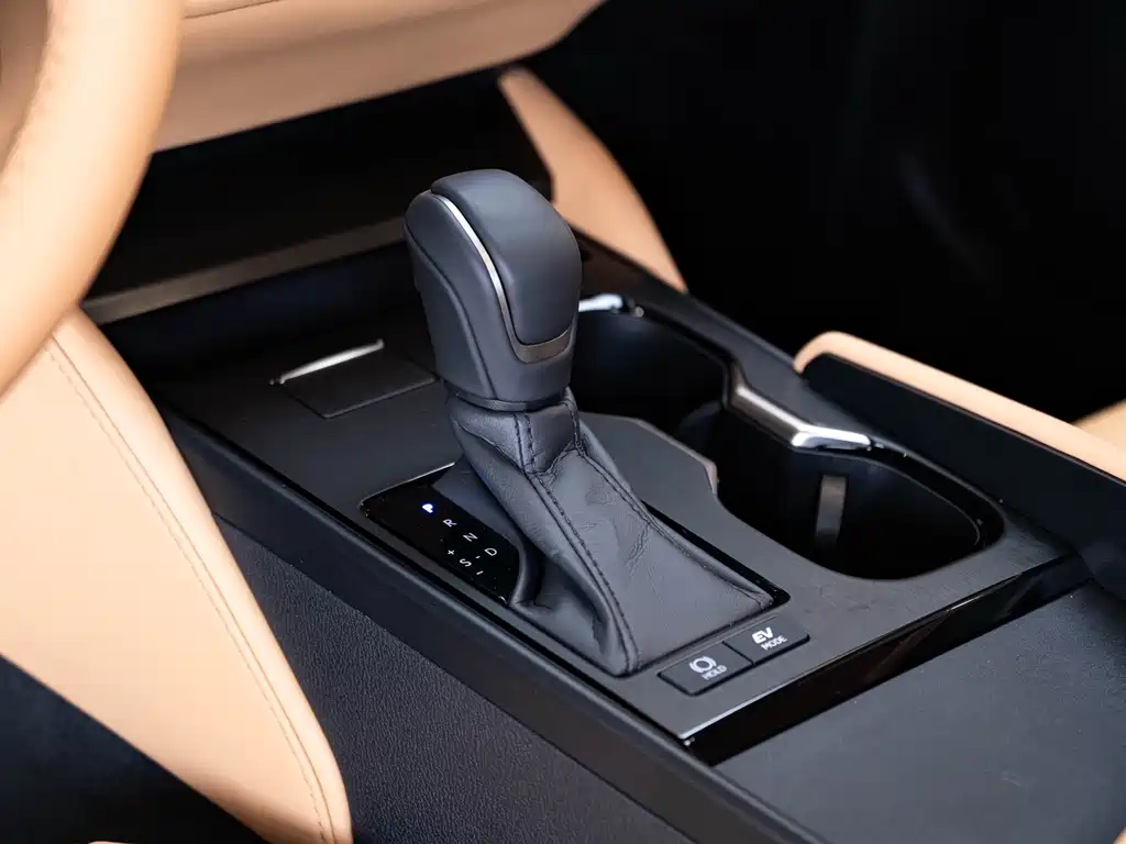 Lexus ES 300h Luxury 2025