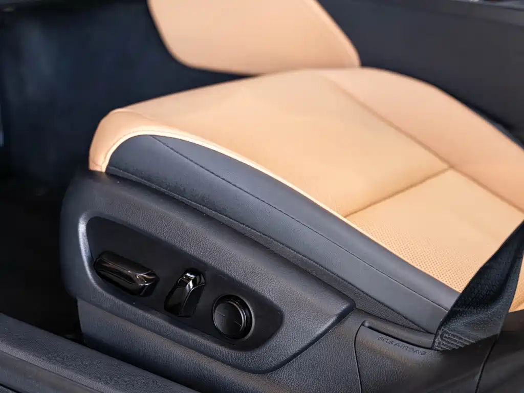 Lexus ES 300h Luxury 2025