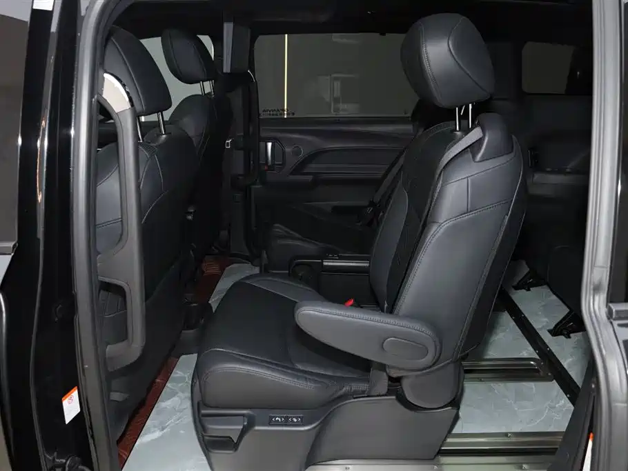 Toyota Granvia 2023 2.5L Hybrid Flagship VIP Edition