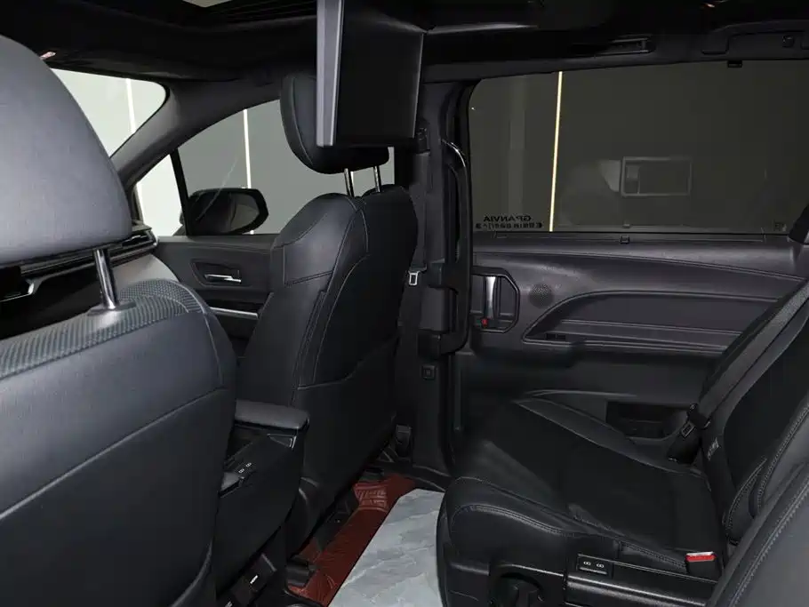Toyota Granvia 2023 2.5L Hybrid Flagship VIP Edition