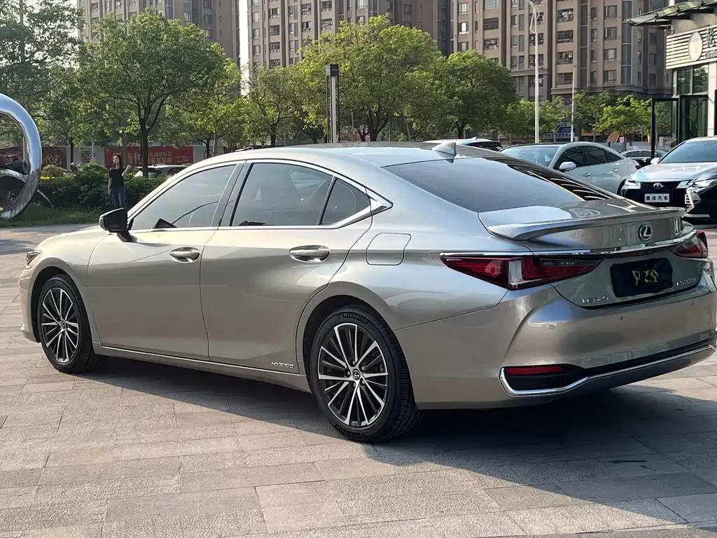 Lexus ES 2022 300h Premium Edition