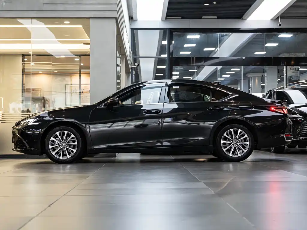 2025 Lexus ES 300h Premium