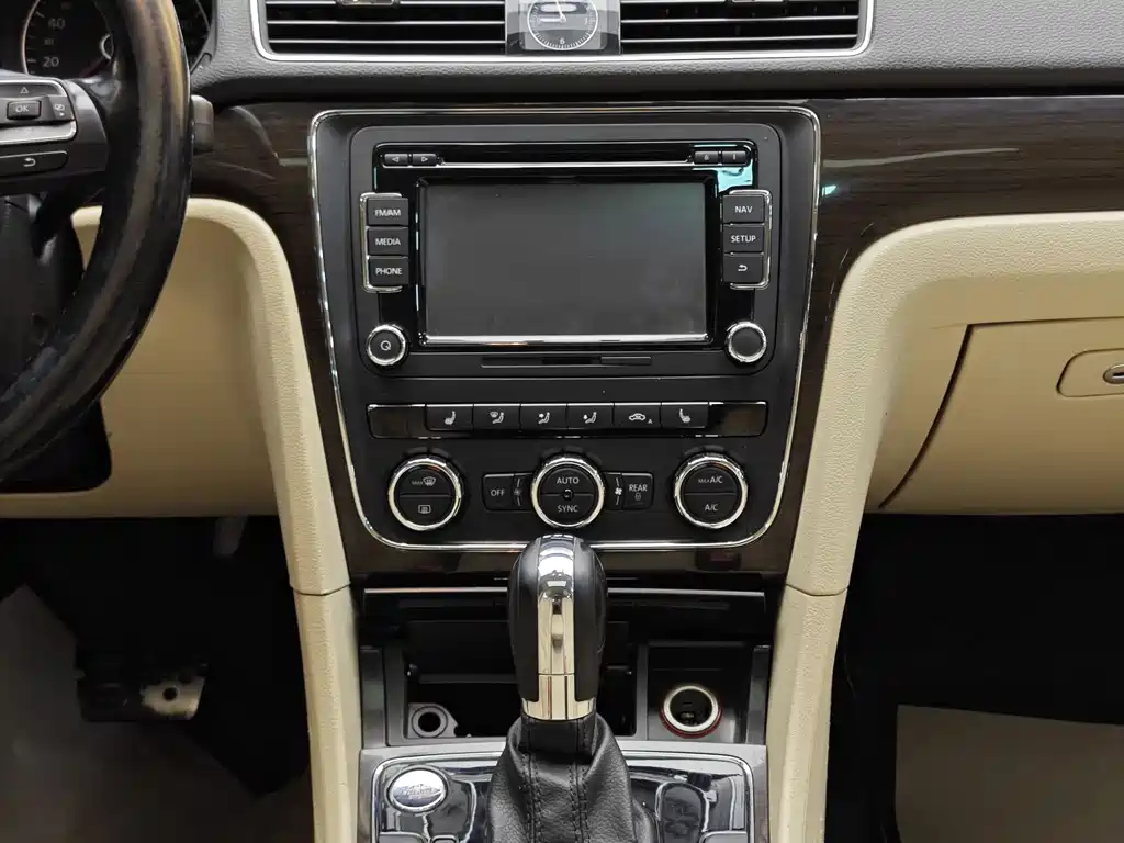 Volkswagen Passat 2015 1.8TSI DSG Yuzun Edition