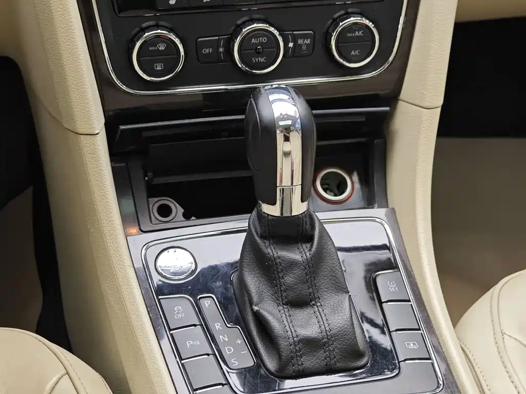 Volkswagen Passat 2015 1.8TSI DSG Yuzun Edition