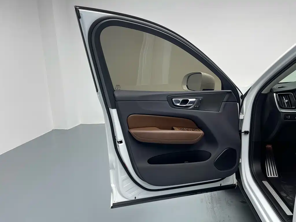 Volvo XC60 2020 T5 AWD Momentum Luxury Edition