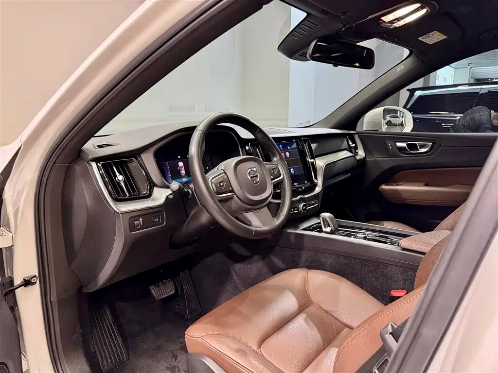 Volvo XC60 2022 B5 AWD Momentum Luxury Edition