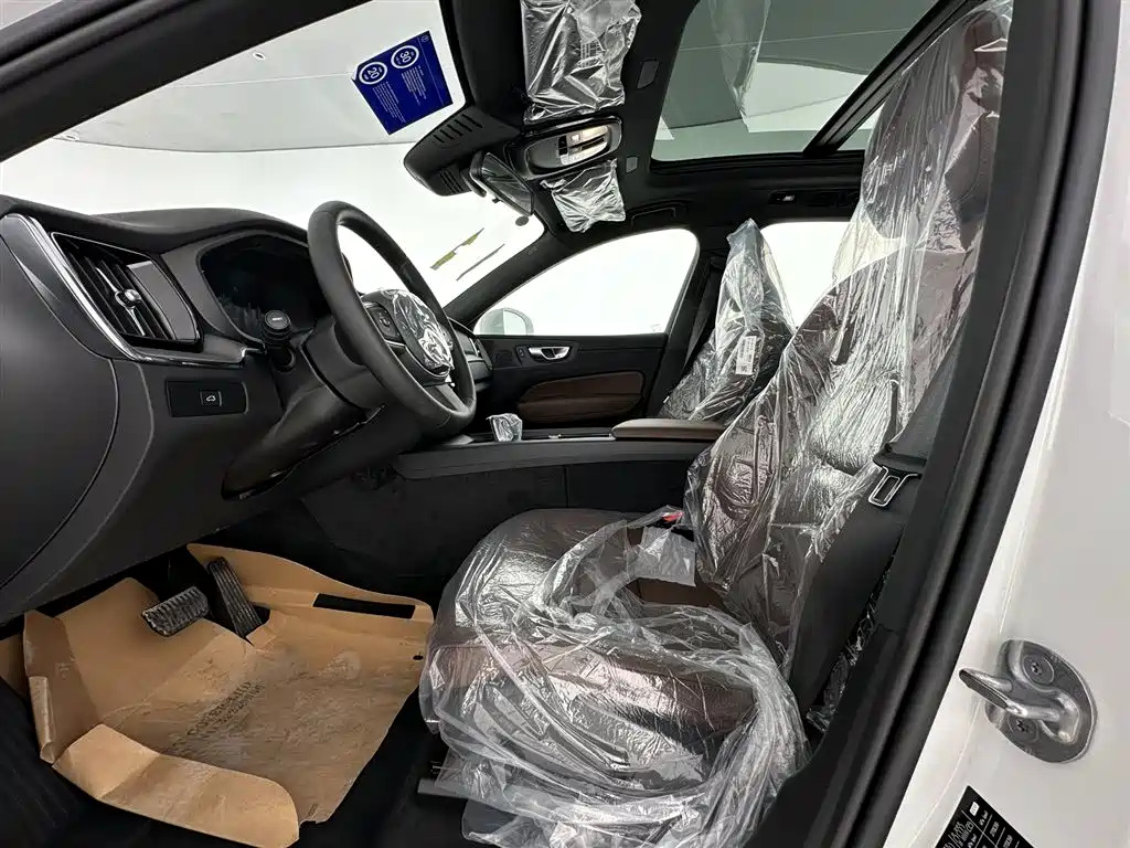 Volvo XC60 2024 B5 AWD Momentum Luxury Edition