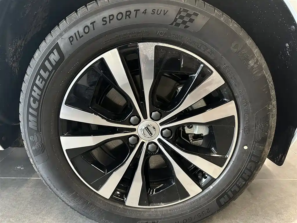 Volvo XC60 2024 B5 AWD Momentum Luxury Edition