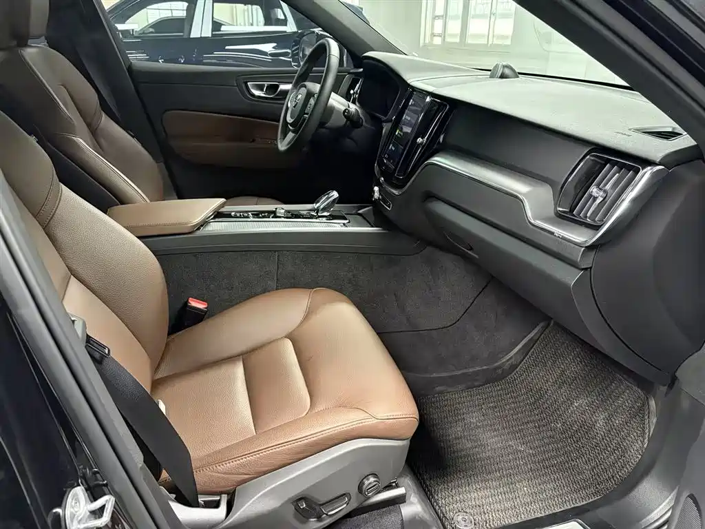 Volvo XC60 2024 B5 AWD Momentum