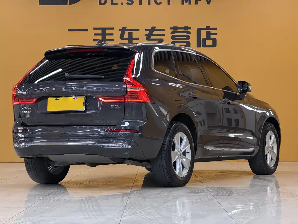 Volvo XC60 2022 B5 AWD Momentum Luxury Edition