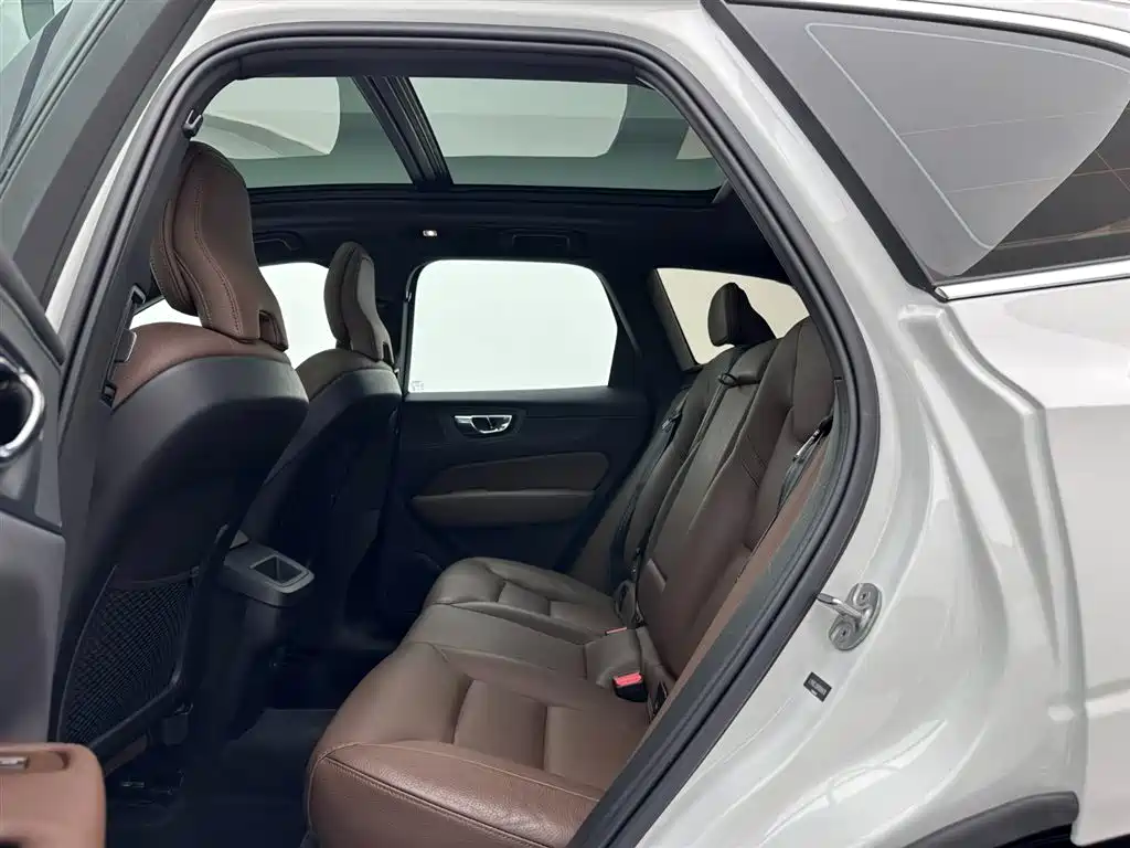 Volvo XC60 2024 B5 AWD Momentum