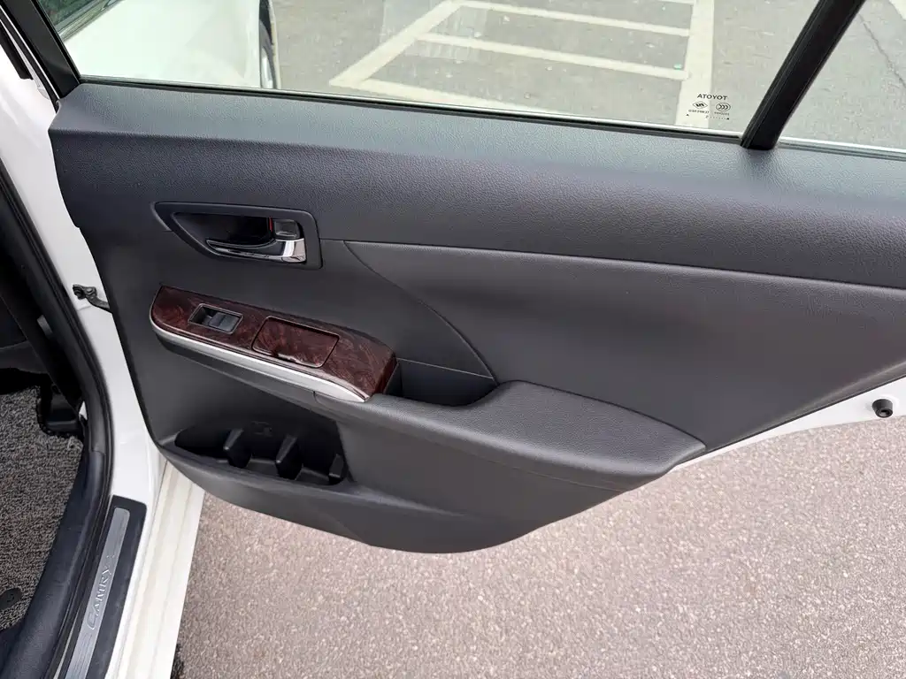 Toyota Camry 2015 2.0G Leading Edition
