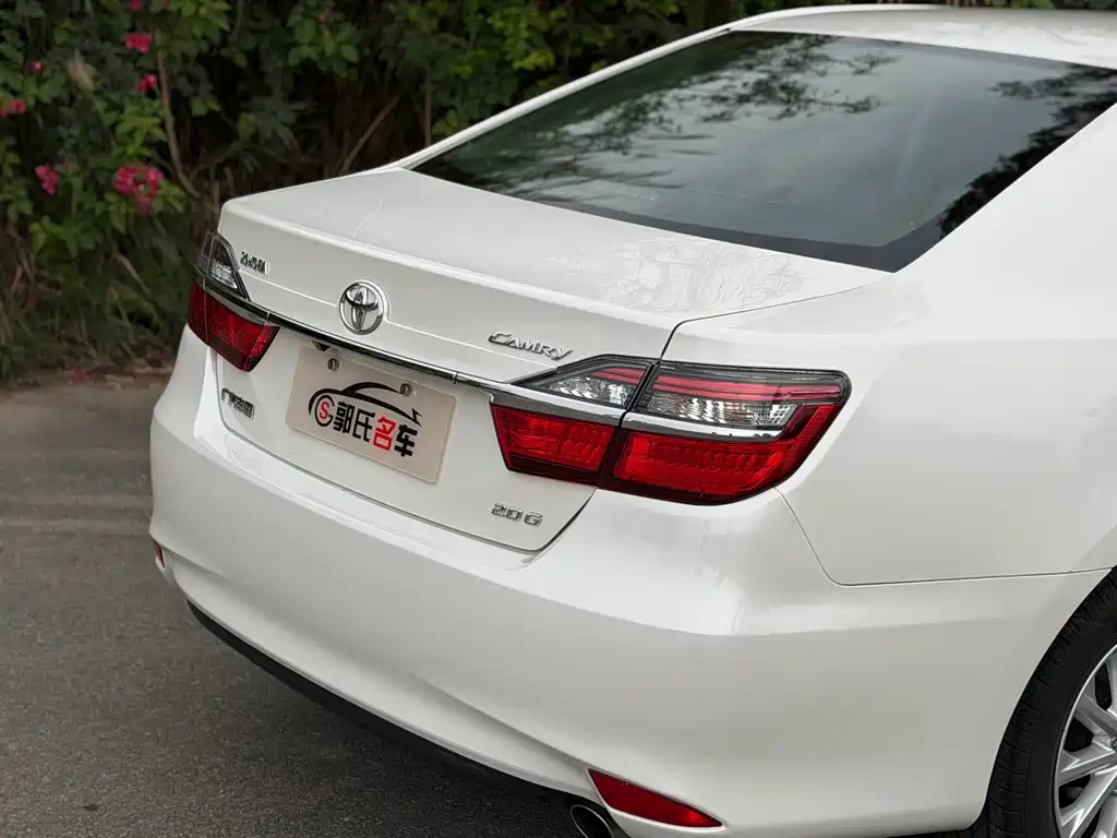 Toyota Camry 2015 2.0G Leading Edition