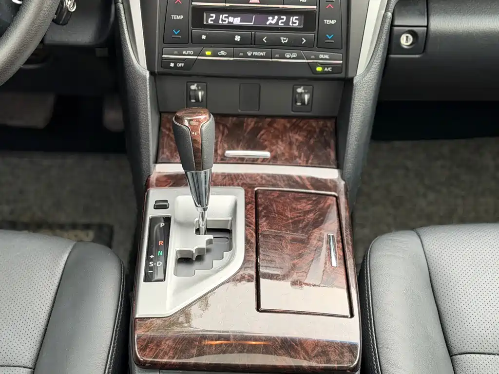 Toyota Camry 2015 2.0G Leading Edition