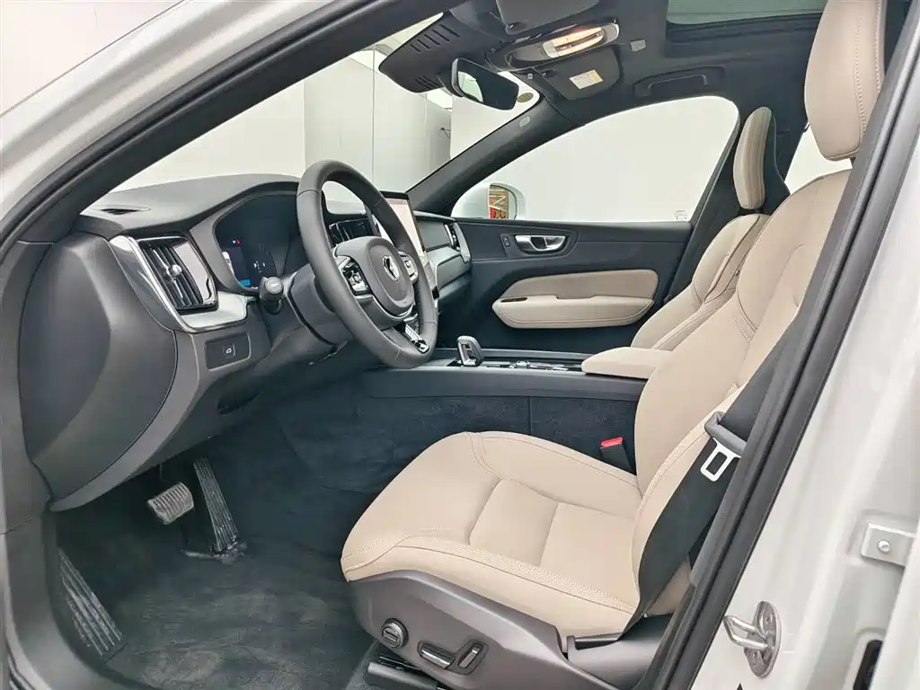 Volvo XC60 2026 B5 AWD Momentum Luxury Edition