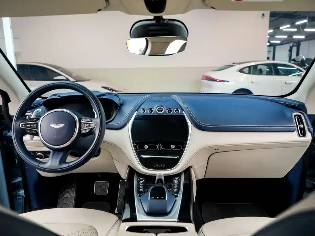 Aston Martin DBX 2022 3.0T STRAIGHT-SIX