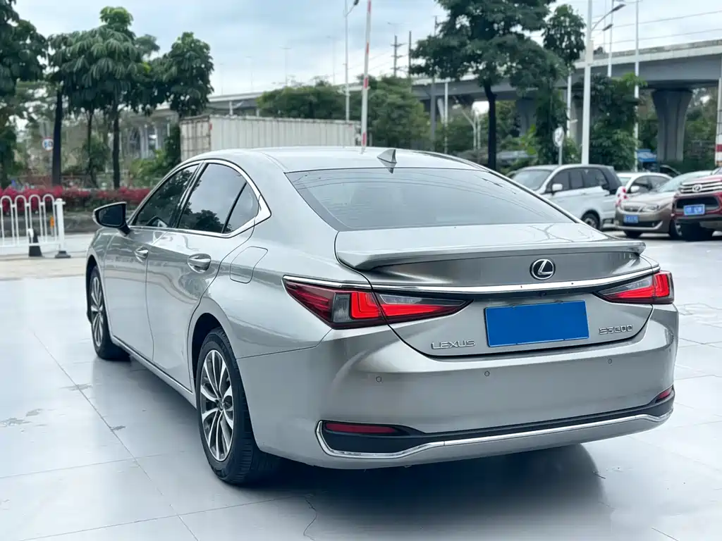 Lexus ES 2022 300h Excellence Edition