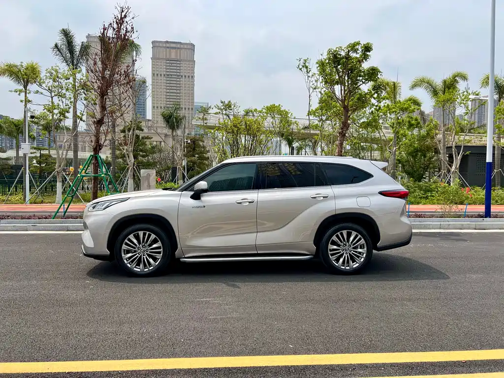 Toyota Highlander 2022 Hybrid 2.5L AWD Premium 7-Seater