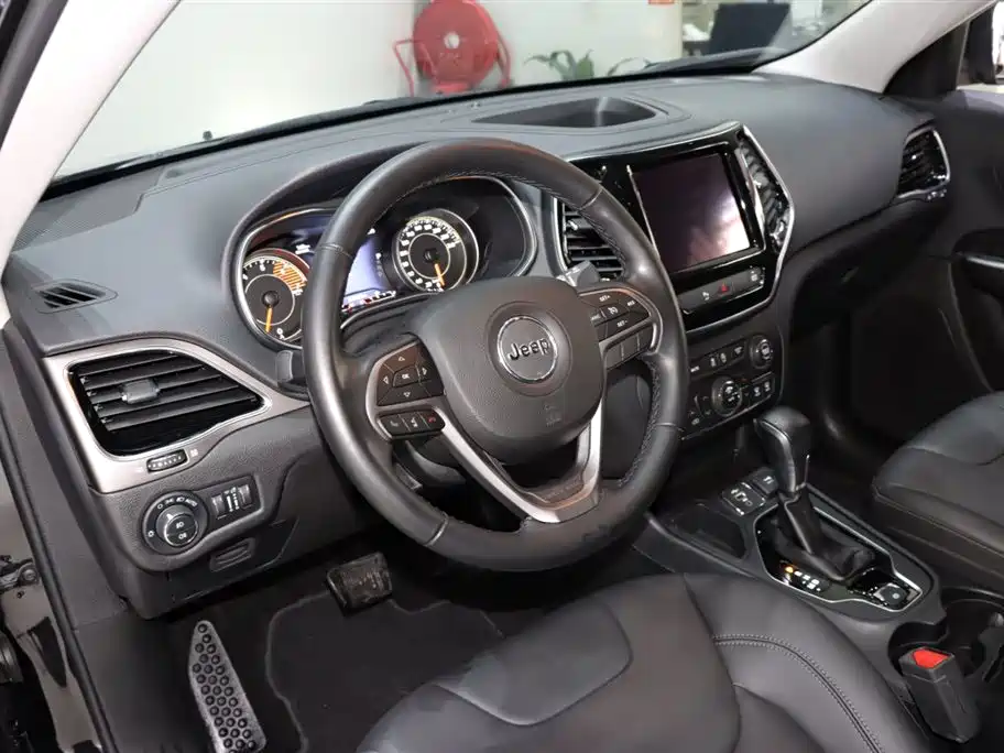 Jeep Cherokee 2020 2.0T FWD Leading Edition