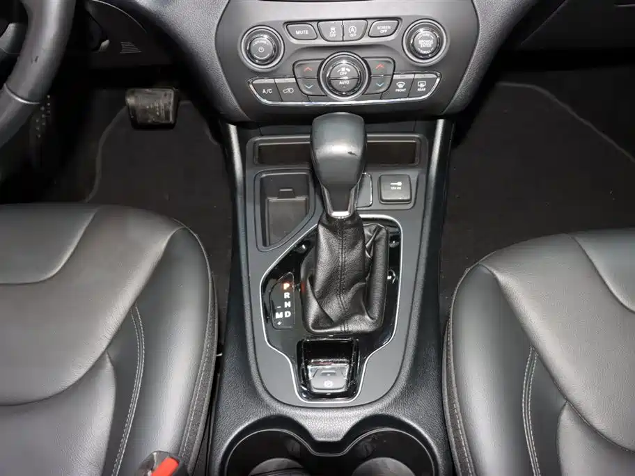 Jeep Cherokee 2020 2.0T FWD Leading Edition