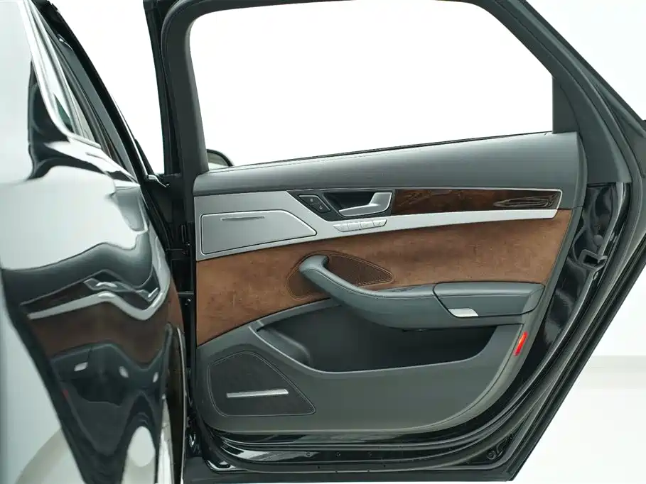 Audi A8L 45 TFSI quattro Luxury