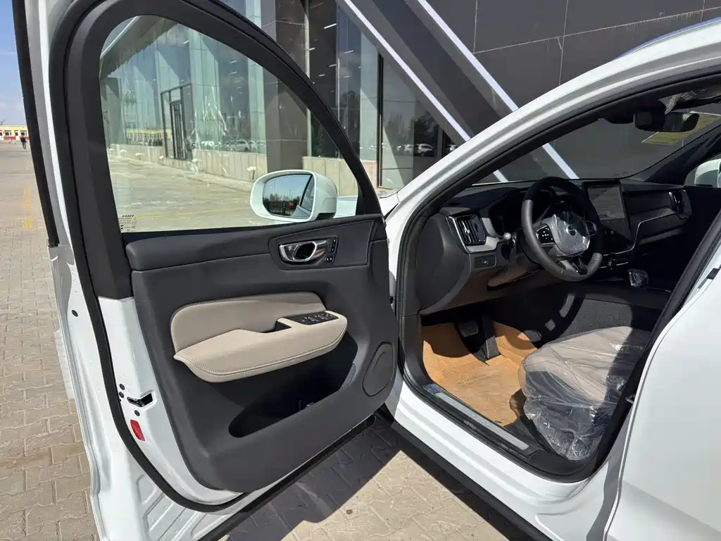 Volvo XC60 2026 B5 AWD Momentum