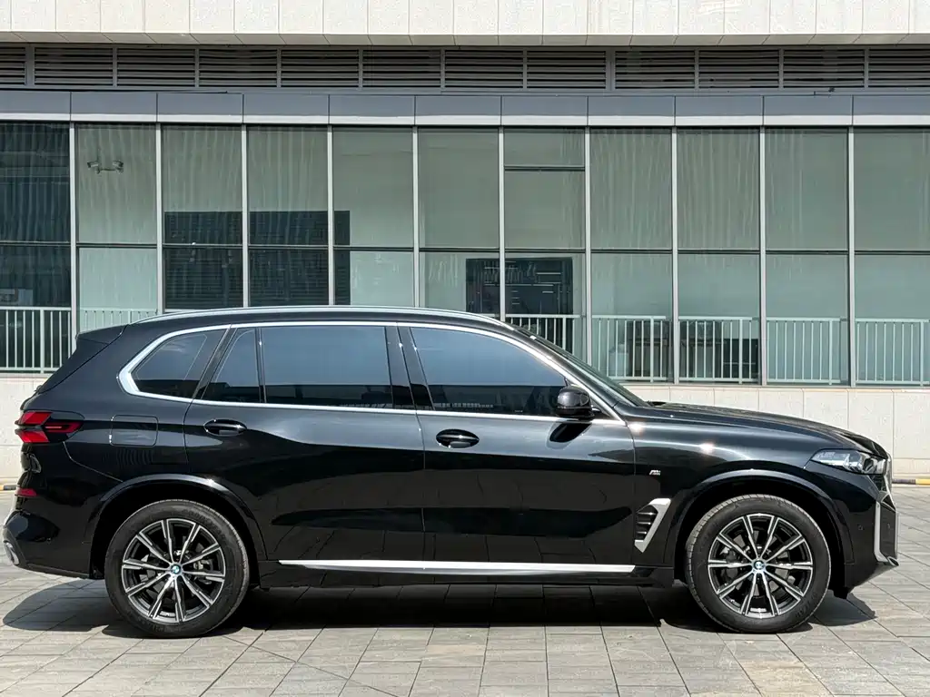 BMW X5 2023 xDrive 30Li M Sport Package
