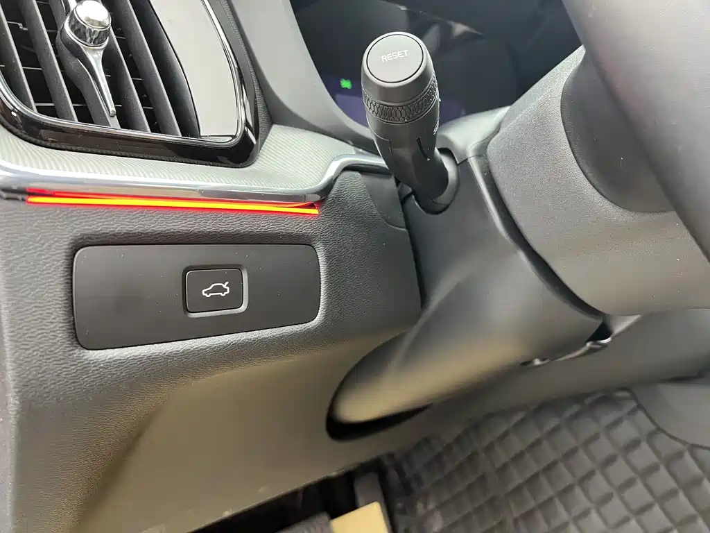 Volvo XC60 2026 B5 AWD Momentum Luxury Edition