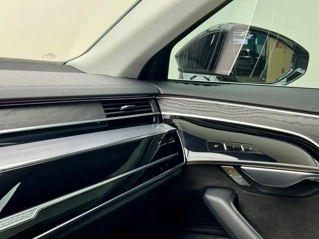 Audi A8L 2021 50 TFSI quattro Comfort Trim