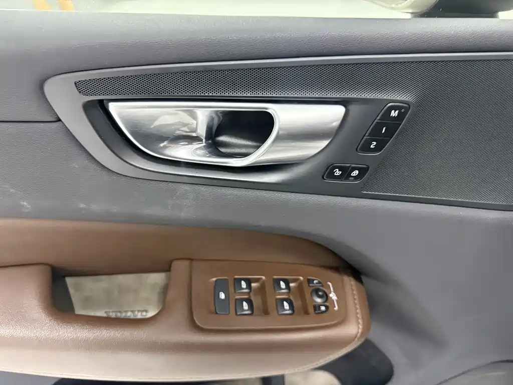 Volvo XC60 2023 B5 AWD Momentum