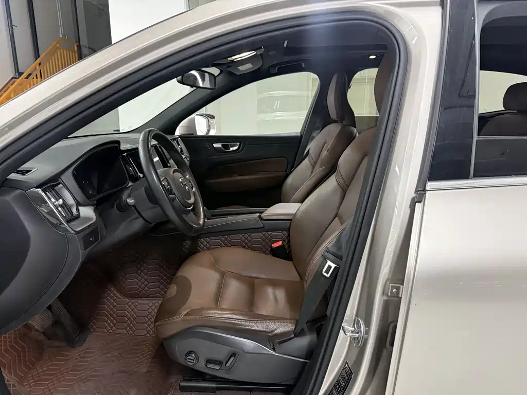 Volvo XC60 2023 B5 AWD Momentum