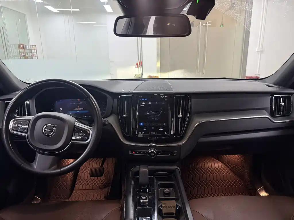 Volvo XC60 2023 B5 AWD Momentum