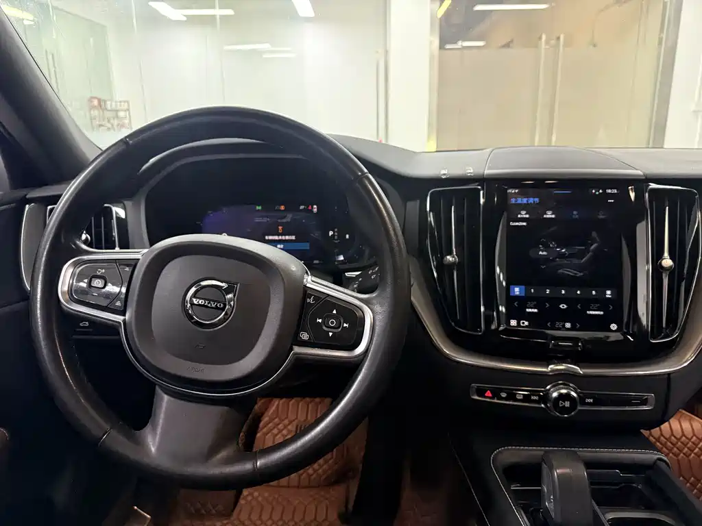 Volvo XC60 2023 B5 AWD Momentum