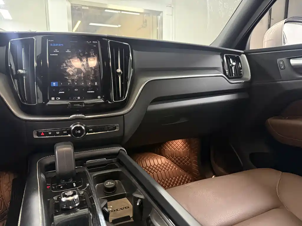 Volvo XC60 2023 B5 AWD Momentum